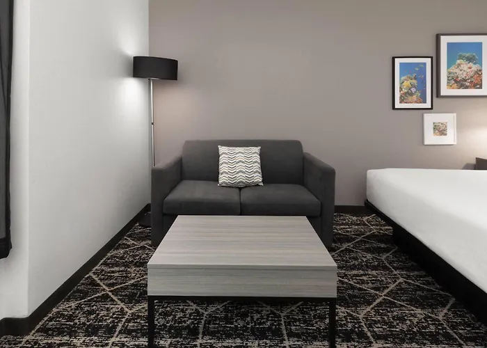 La Quinta Inn & Suites By Wyndham Houston Bush Iah South
