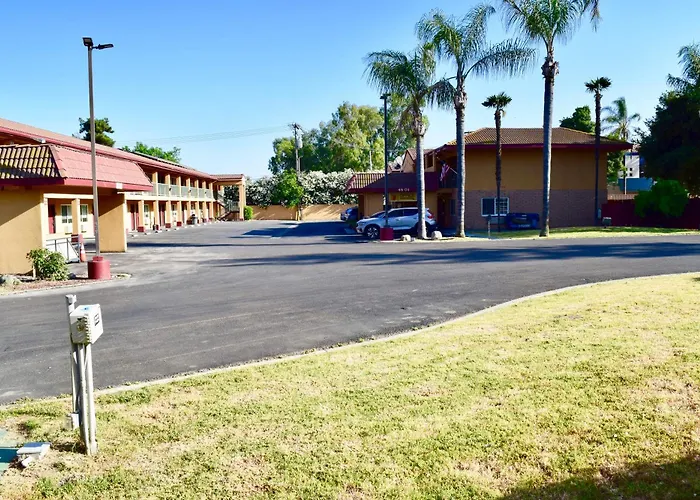 Super 8 By Wyndham Visalia Hotel