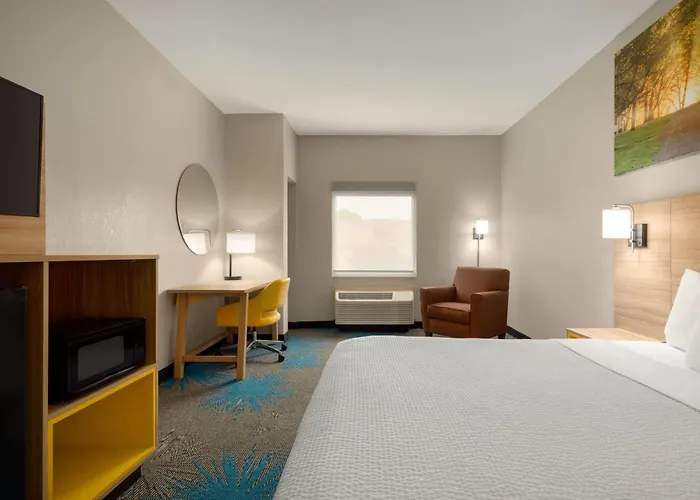 Days Inn & Suites By Wyndham Prattville-Montgomery