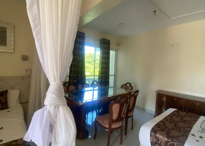 Breezebay Pool Hotel