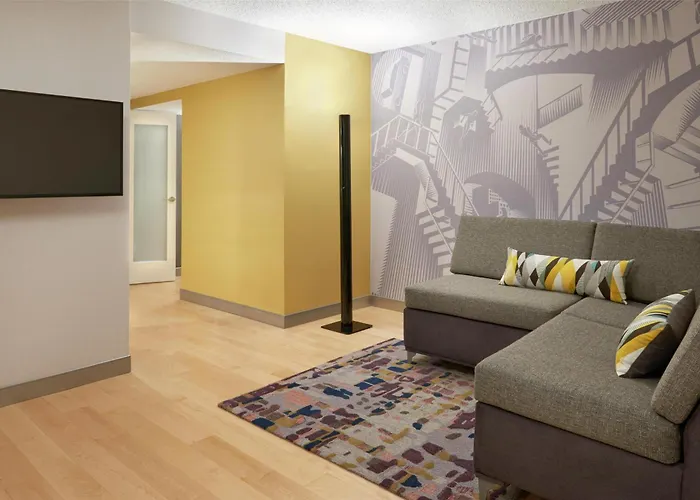 Hilton Toronto Airport Hotel & Suites