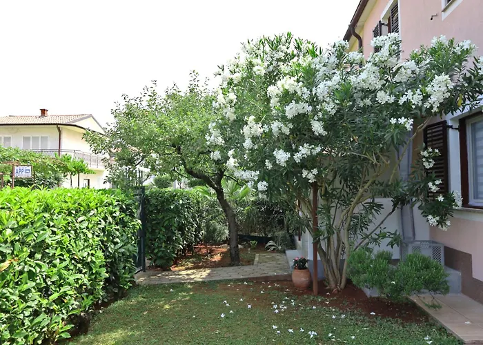 Ana House With Apartments Umag