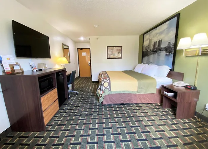 Super 8 By Wyndham Newport News/Jefferson Ave.