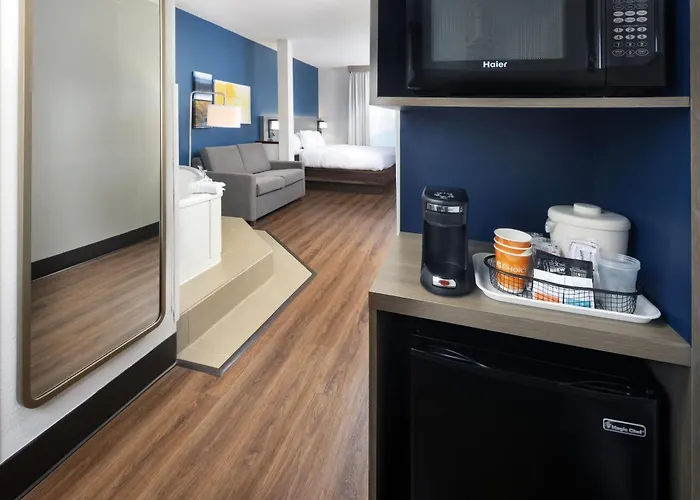 Comfort Suites Outlet Center