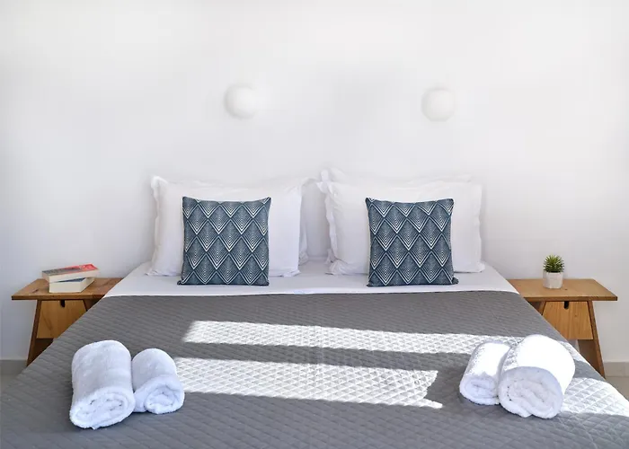 Akrotiri Hotel