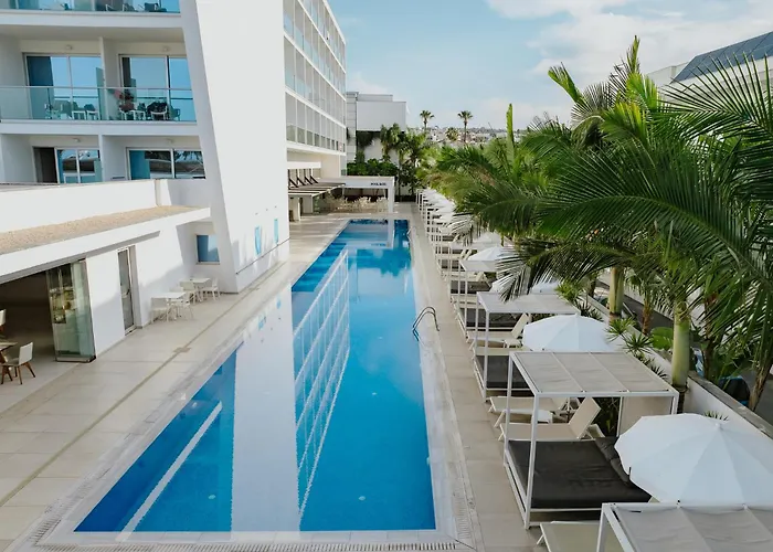 Seasons Hotel (Adults Only)