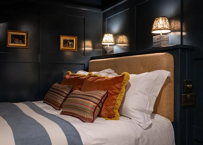 The Ragged Robin - A Heartwood Inn