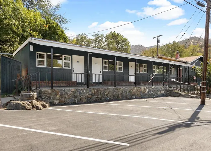The Whitney- Sequoia Motel Rm7