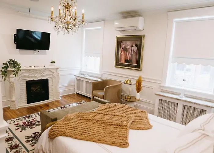 Chateau Connellsville Eclectic Homage Suite