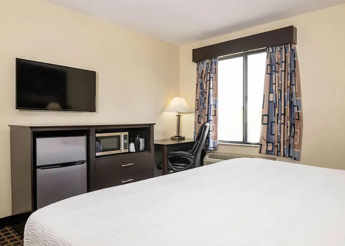 Baymont Inn & Suites By Wyndham Mukwonago