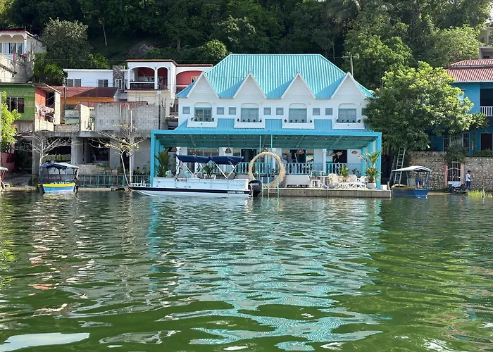 Adra Hostal Peten