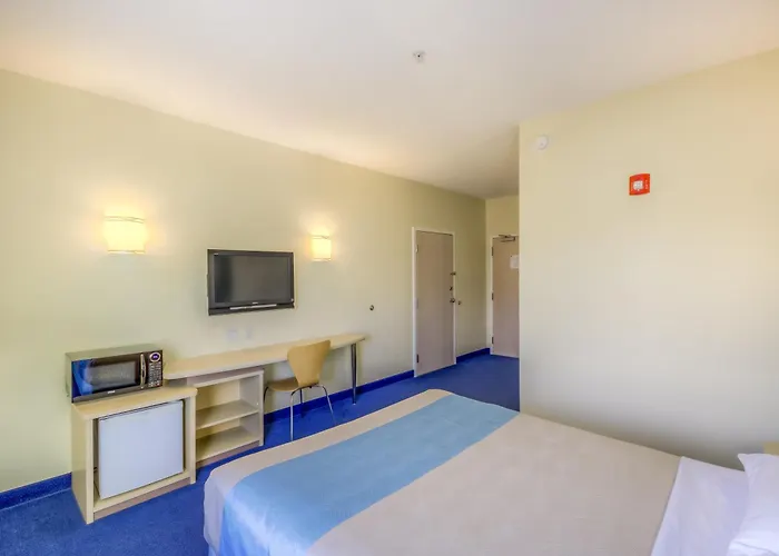 Super 8 By Wyndham Estevan