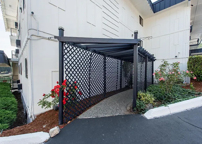 Oyster Bay Inn & Suites Bremerton