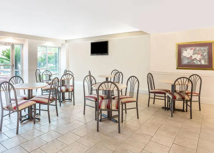 Ramada By Wyndham Luling Kenner South