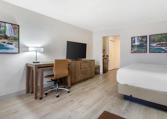 Best Western Plus A Wayfarer'S Inn & Suites