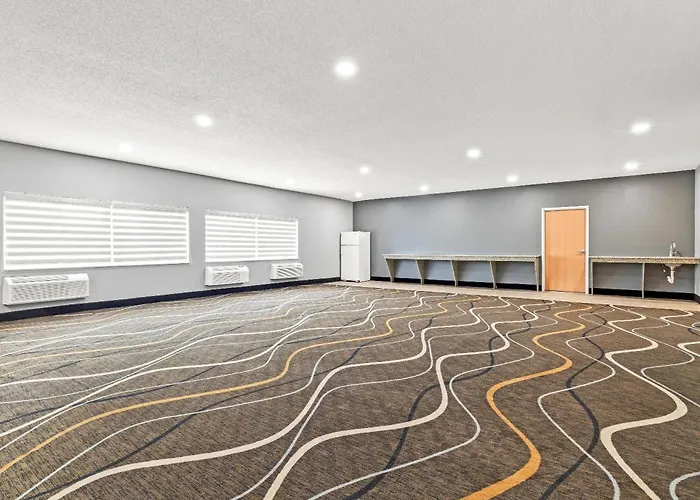 Super 8 By Wyndham Osseo Wi