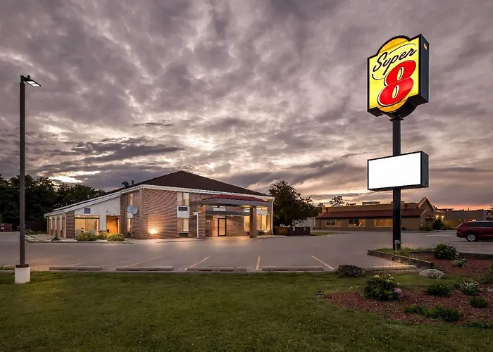 Super 8 By Wyndham Watertown Wi Hotel