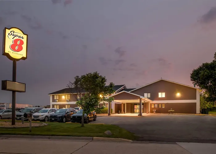 Super 8 By Wyndham Blue Earth