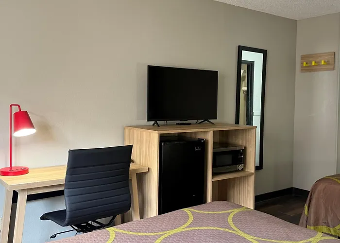 Super 8 By Wyndham Evansville East