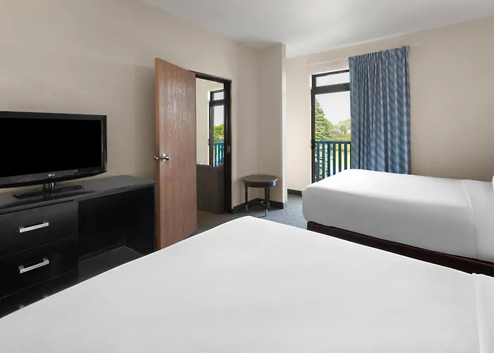 Days Inn By Wyndham Mackinaw City - Bridgeview Area