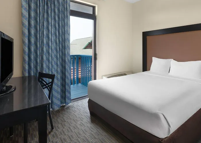 Days Inn By Wyndham Mackinaw City - Bridgeview Area