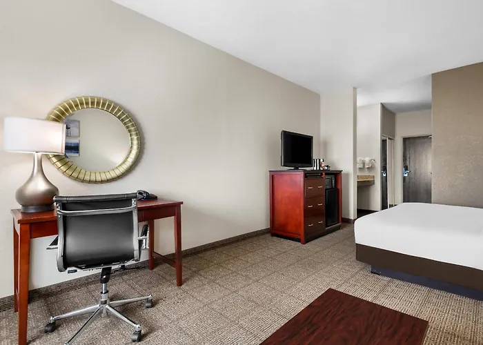 Comfort Inn & Suites North East
