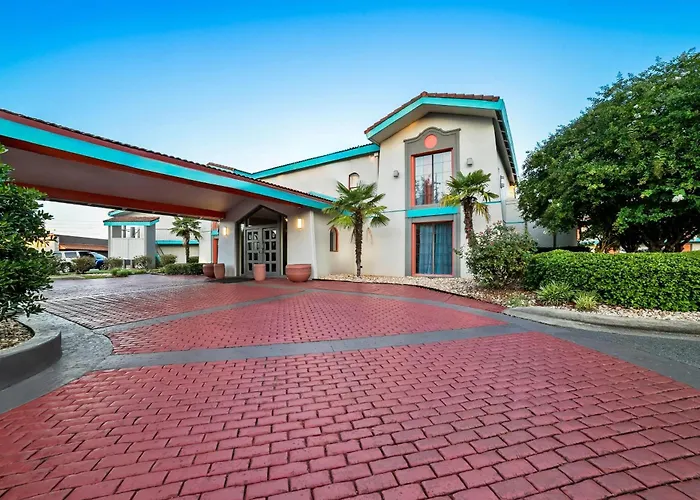 Howard Johnson By Wyndham Columbus Fort Benning