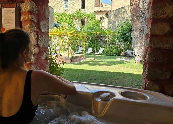 Hotel Les Arcades Le Lion D'or à Buis-les-Baronnies