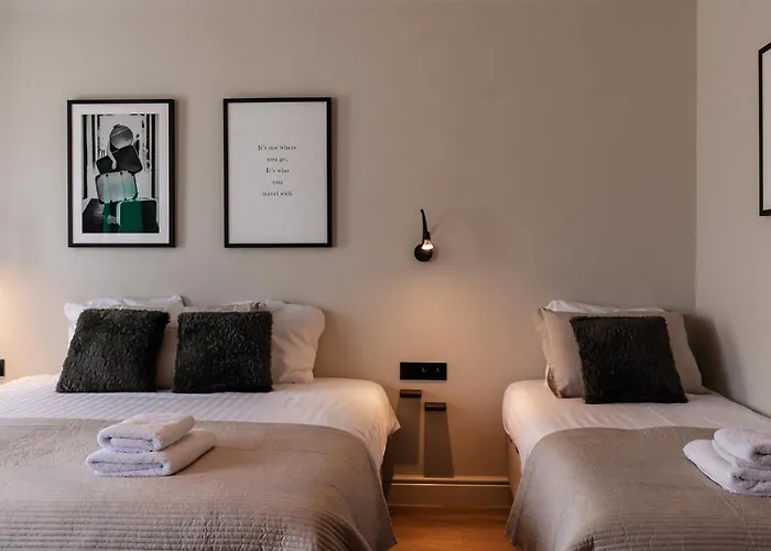 Hotel Rose Red