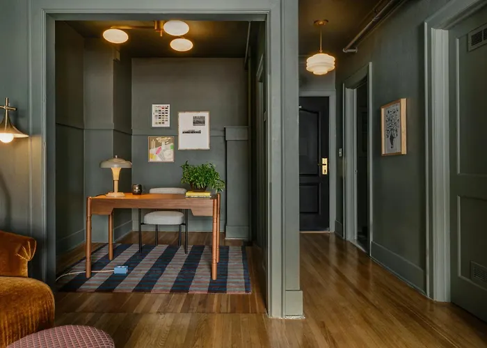 Marqueen Hotel - Newly Renovated