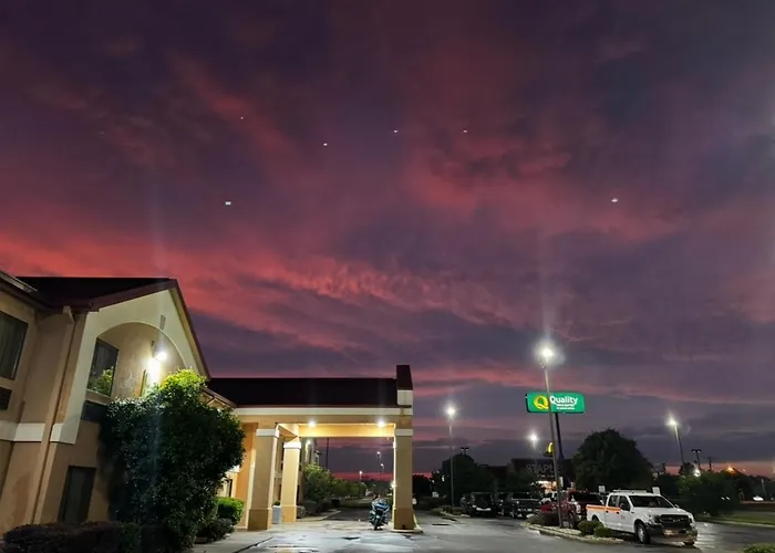 Quality Inn & Suites Pine Bluff