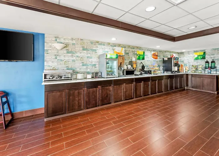 Quality Inn & Suites Near Robins Air Force Base