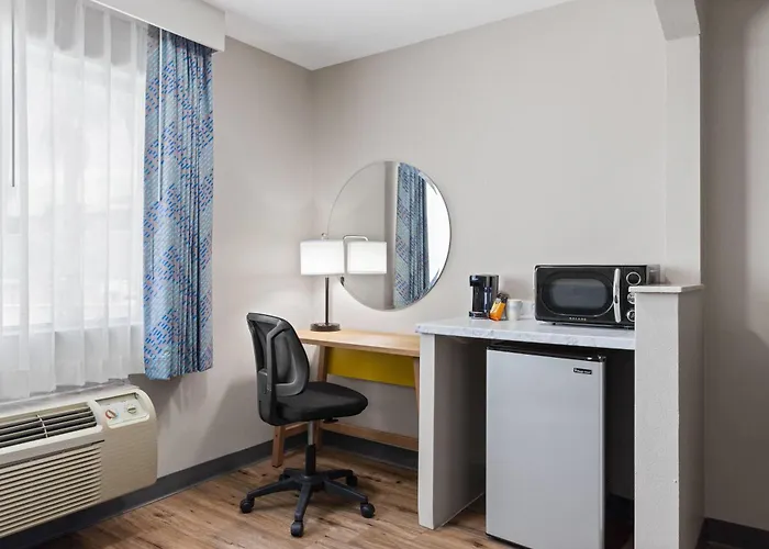 Days Inn By Wyndham Phoenix West