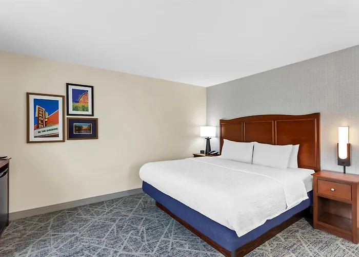 Hampton Inn Dekalb - Near The University