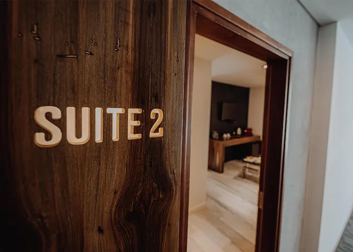 La Urumpta Hotel, Aken Mind