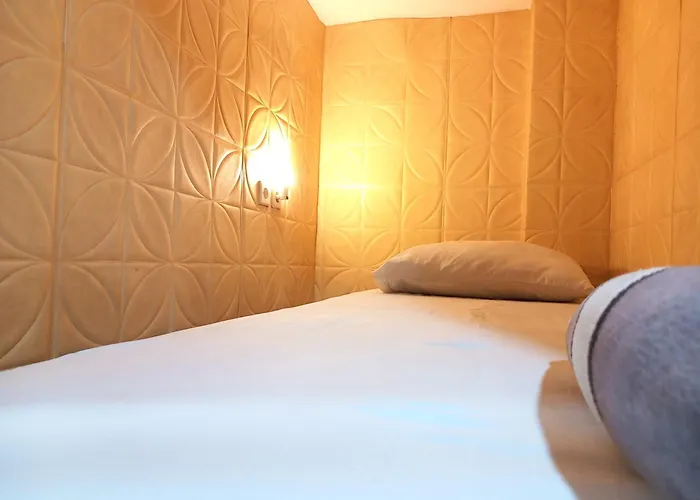 Reddoorz At Luxury Homestay Near Aloha Waru Surabaya