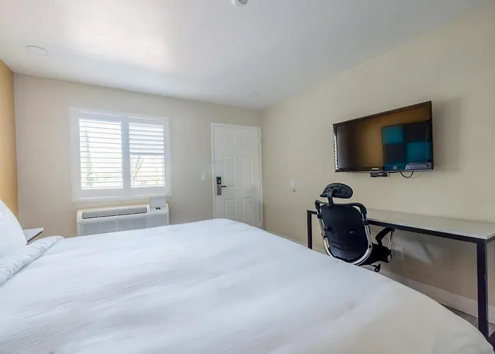 Hotel Avenida Victorville I 15