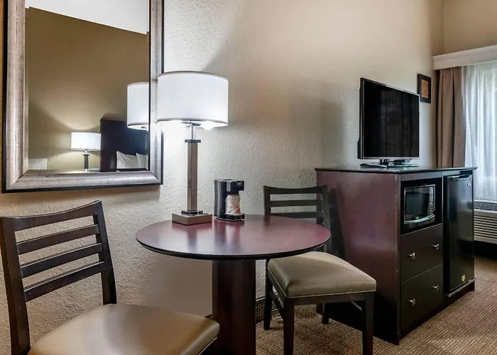 Comfort Inn & Suites Deland - Near University