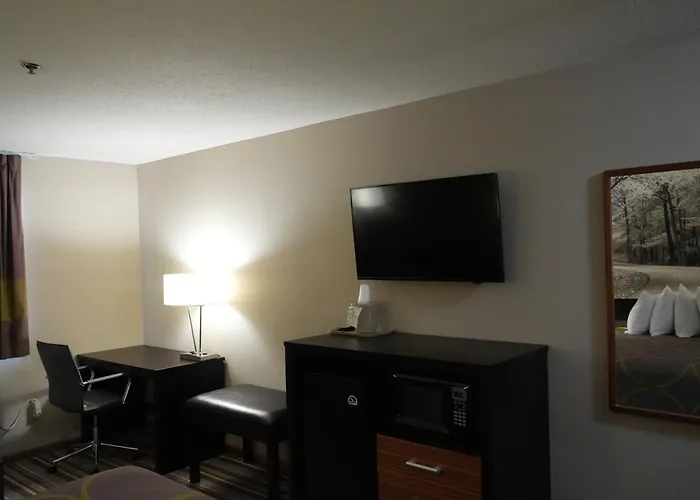 Watseka 24 Inn & Suites