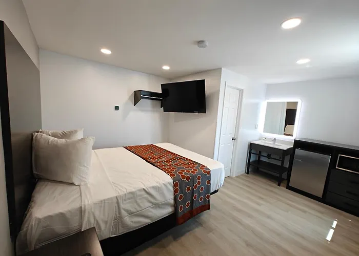 Casa Blanca Inn And Suites