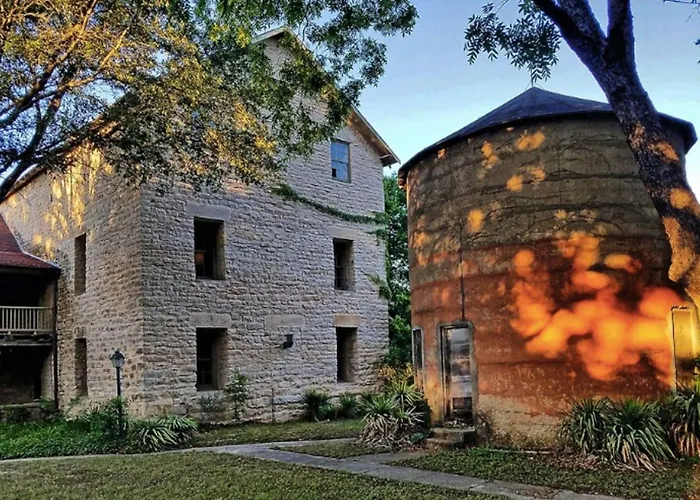 Full Room Riverside Getaway In Historic Glen Rose