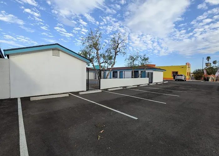 Casa Blanca Inn And Suites