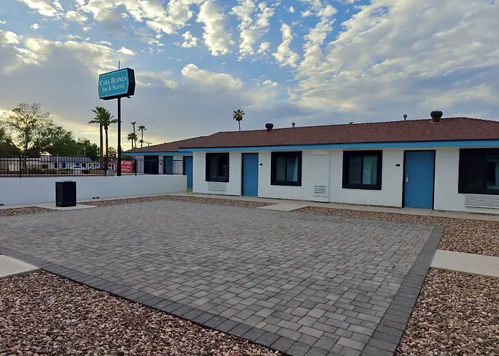 Casa Blanca Inn And Suites