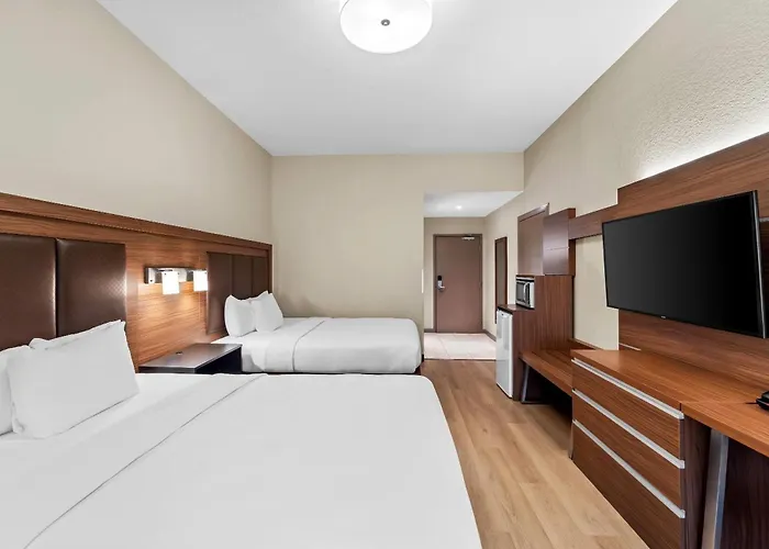 Days Inn & Suites By Wyndham Fort Myers Near Jetblue Park