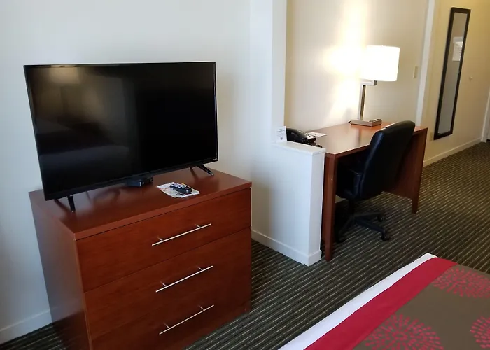 Ramada By Wyndham Bakersfield