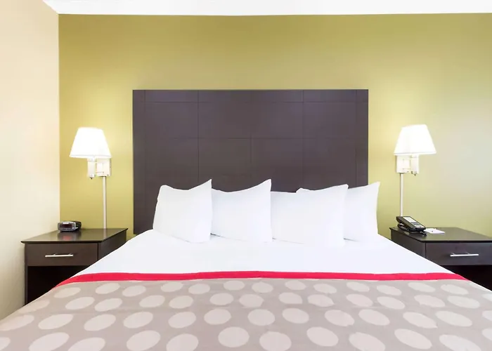 Ramada By Wyndham Vandalia