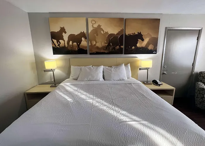 Days Inn & Suites By Wyndham - Canton First Monday Trade Days