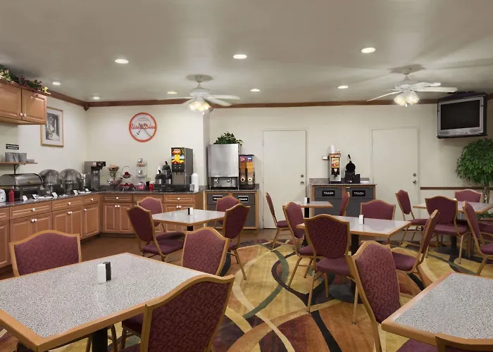 Howard Johnson By Wyndham Oklahoma City Okc Airport, Near Fairgrounds, I40- Free Full Hot Breakfast