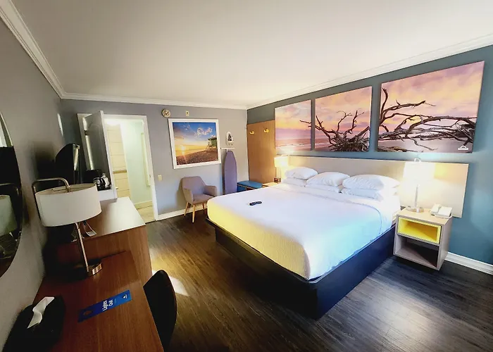Days Inn By Wyndham Pensacola - Historic Downtown