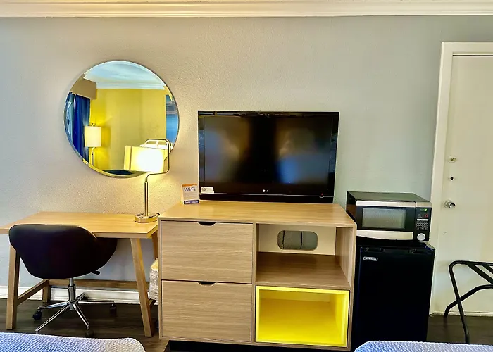 Days Inn By Wyndham Pensacola - Historic Downtown
